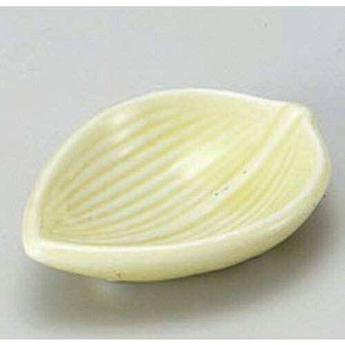 [商品名]　イエロー笹珍味[素材]　陶磁器[寸法]　[ 6.1 x 4.3 x 1.5cm 24g ]お店からご自宅まで、季節を問わず、様々なシーンでご利用いただける商品です。[ 6.1 x 4.3 x 1.5cm 24g ] 一部の商品はメーカーよりお取り寄せとなりますので、納期が前後することがございます。あらかじめご了承ください。商品によっては手造りのため、写真と色・かたちが若干異なることがございます。われものですので丁重に梱包させていただいておりますが、ご質問などございましたらお気軽にお問い合わせください。ご注文に関する注意事項は 【こちら】ご購入前にご確認ください。 &nbsp;&nbsp;&nbsp; ルリ桔梗型平珍味[6.7×3.3]ウノフ梅型小付[8.3×3.1]青白鶴珍味[7.8×7.2×2.6] &nbsp;&nbsp;&nbsp; ボカシ笹珍味[6.1×4.3×1.5]ピンク笹珍味[6.1×4.3×1.5]シルバーうず型珍味[8.5×3.4]