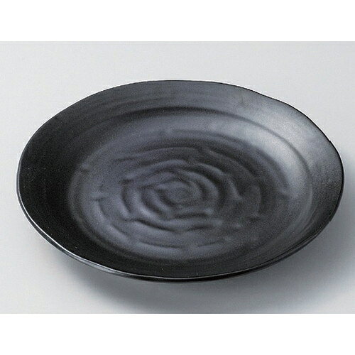 [商品名]　黒マット8.0皿[素材]　陶磁器[寸法]　[ 26.8 x 2.3cm 807g ]お店からご自宅まで、季節を問わず、様々なシーンでご利用いただける商品です。[ 26.8 x 2.3cm 807g ] 一部の商品はメーカーよりお取り寄せとなりますので、納期が前後することがございます。あらかじめご了承ください。商品によっては手造りのため、写真と色・かたちが若干異なることがございます。われものですので丁重に梱包させていただいておりますが、ご質問などございましたらお気軽にお問い合わせください。ご注文に関する注意事項は 【こちら】ご購入前にご確認ください。 &nbsp;&nbsp;&nbsp; 均窯スカイブルー9.0三角皿[26.5×3.8]均窯スカイブルー6.5三角皿[19.8×3.2]均窯スカイブルー5.5三角皿[16.5×2.2] &nbsp;&nbsp;&nbsp; アイボリーマット7.0皿[24.2×2.1]アイボリーマット8.0皿[26.8×2.3]黒マット7.0皿[24.2×2.1]