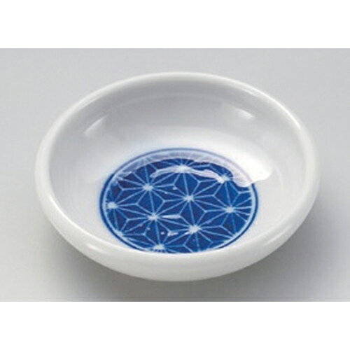 [商品名]　麻の葉深口27皿[素材]　陶磁器[寸法]　[ 8.3 x 2.3cm 60g ]お店からご自宅まで、季節を問わず、様々なシーンでご利用いただける商品です。[ 8.3 x 2.3cm 60g ] 一部の商品はメーカーよりお取り寄せとなりますので、納期が前後することがございます。あらかじめご了承ください。商品によっては手造りのため、写真と色・かたちが若干異なることがございます。われものですので丁重に梱包させていただいておりますが、ご質問などございましたらお気軽にお問い合わせください。ご注文に関する注意事項は 【こちら】ご購入前にご確認ください。 &nbsp;&nbsp;&nbsp; 鉄釉一珍ライン正角小皿[8.5×1.5]鉄結晶渕抜き十草深口27皿[8.3×2.3]鉄結晶麻の葉深口27皿[8.3×2.3] &nbsp;&nbsp;&nbsp; しぶき半月天皿[27.5×17.2×3.4]うのふ三ツ足15皿[15×3.2]ゴス刷毛小皿[8.3×2.5]