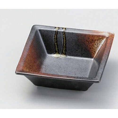 [商品名]　明志野リム角小鉢[素材]　陶磁器[寸法]　[ 11 x 3.5cm 182g ]お店からご自宅まで、季節を問わず、様々なシーンでご利用いただける商品です。[ 11 x 3.5cm 182g ] 一部の商品はメーカーよりお取り寄せとなりますので、納期が前後することがございます。あらかじめご了承ください。商品によっては手造りのため、写真と色・かたちが若干異なることがございます。われものですので丁重に梱包させていただいておりますが、ご質問などございましたらお気軽にお問い合わせください。ご注文に関する注意事項は 【こちら】ご購入前にご確認ください。 &nbsp;&nbsp;&nbsp; 錆ボカシナデ角皿[12×12×2]錆ボカシ4.0正角皿[10.6×10.6×2.3]桜志野瓢型仕切鉢[12.6×11×4.7] &nbsp;&nbsp;&nbsp; 巴茄子4.0皿[13.8×2.6]巴茄子5.0皿[16.5×2.9]桜志野3.8丸鉢[11.4×3.3]