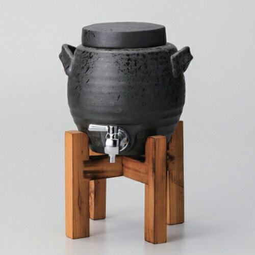 [商品名]　黒陶釉吹マルチサーバー (1.8L) (木台付) [素材]　陶磁器[寸法]　[ 18 x 17cm (1800cc) 1830g ]お店からご自宅まで、季節を問わず、様々なシーンでご利用いただける商品です。[ 18 x 17cm (1800cc) 1830g ] 中国製 一部の商品はメーカーよりお取り寄せとなりますので、納期が前後することがございます。あらかじめご了承ください。商品によっては手造りのため、写真と色・かたちが若干異なることがございます。われものですので丁重に梱包させていただいておりますが、ご質問などございましたらお気軽にお問い合わせください。ご注文に関する注意事項は 【こちら】ご購入前にご確認ください。