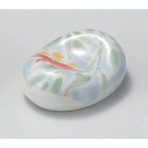 [商品名]　りんどう豆型箸置[素材]　陶磁器[寸法]　[ 4.5 x 3.3 x 1.5cm 31g ]お店からご自宅まで、季節を問わず、様々なシーンでご利用いただける商品です。[ 4.5 x 3.3 x 1.5cm 31g ] 一部の商品はメーカーよりお取り寄せとなりますので、納期が前後することがございます。あらかじめご了承ください。商品によっては手造りのため、写真と色・かたちが若干異なることがございます。われものですので丁重に梱包させていただいておりますが、ご質問などございましたらお気軽にお問い合わせください。ご注文に関する注意事項は 【こちら】ご購入前にご確認ください。 &nbsp;&nbsp;&nbsp; 花づくし豆型箸置[4.5×3.3×1.5]だんらん8号深鍋[27.5×φ25.2×15]ほのか8.5皿[25.7×4.5] &nbsp;&nbsp;&nbsp; 銀彩裏七宝豆型箸置[4.5×3.3×1.5]銀彩流水紋豆型箸置[4.5×3.3×1.5]ほのか7.5皿[23.7×4.4]