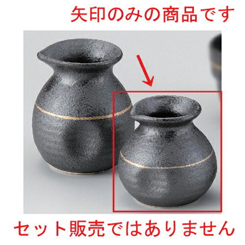 [商品名]　いぶし金ソバ徳利 (小) [素材]　陶磁器[寸法]　[ 6 x 8cm (180cc) 185g ]お店からご自宅まで、季節を問わず、様々なシーンでご利用いただける商品です。[ 6 x 8cm (180cc) 185g ] 一部の商品はメーカーよりお取り寄せとなりますので、納期が前後することがございます。あらかじめご了承ください。商品によっては手造りのため、写真と色・かたちが若干異なることがございます。われものですので丁重に梱包させていただいておりますが、ご質問などございましたらお気軽にお問い合わせください。ご注文に関する注意事項は 【こちら】ご購入前にご確認ください。 &nbsp;&nbsp;&nbsp; 白刷毛薬味皿[9×2]藍染十草リップル茶碗[11×6.4]いぶし金そば徳利(大)[7.2×10(280)] &nbsp;&nbsp;&nbsp; いぶし金薬味小皿[9.2×2]いぶし金二ツ切薬味皿[13.5×8.8×2.8]いぶし金そば猪口[9×6.5(230)]