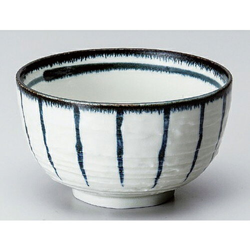 [商品名]　紺十草六兵丼 大[素材]　陶磁器[寸法]　[ 14.3 x 8.4cm 425g ]お店からご自宅まで、季節を問わず、様々なシーンでご利用いただける商品です。[ 14.3 x 8.4cm 425g ] 一部の商品はメーカーよりお取り寄せとなりますので、納期が前後することがございます。あらかじめご了承ください。商品によっては手造りのため、写真と色・かたちが若干異なることがございます。われものですので丁重に梱包させていただいておりますが、ご質問などございましたらお気軽にお問い合わせください。ご注文に関する注意事項は 【こちら】ご購入前にご確認ください。 &nbsp;&nbsp;&nbsp; せせらぎ4.0丼[13×7.8]朱巻志野4.6ロクロ目丼[14.3×8.4]朱巻志野4.1ロクロ目丼[12.6×7] &nbsp;&nbsp;&nbsp; 白一文字六兵丼 小[12.6×7]白一文字六兵丼 大[14.3×8.4]紺十草六兵丼 小[12.6×7]