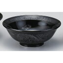 [商品名]　黒釉銀竜紋6.8浅高台丼[素材]　陶磁器[寸法]　[ 20.5 x 7.7cm 630g ]お店からご自宅まで、季節を問わず、様々なシーンでご利用いただける商品です。[ 20.5 x 7.7cm 630g ] 一部の商品はメーカーよりお取り寄せとなりますので、納期が前後することがございます。あらかじめご了承ください。商品によっては手造りのため、写真と色・かたちが若干異なることがございます。われものですので丁重に梱包させていただいておりますが、ご質問などございましたらお気軽にお問い合わせください。ご注文に関する注意事項は 【こちら】ご購入前にご確認ください。 &nbsp;&nbsp;&nbsp; 染付唐草麺鉢[20.5×7.5]Wウオールミニグラス S[30]Wウオールミニグラス L[50] &nbsp;&nbsp;&nbsp; 銀竜紋6.5切立丼[19.5×7]銀竜紋7.0切立丼[21.5×7.7]黒釉銀竜紋6.5浅高台丼[19.5×7.3]