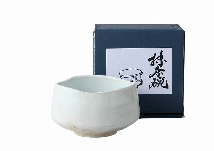 [商品名]白粉引 抹茶碗[素材]陶器[寸法]品：抹茶碗×1／φ11.8×7.7cm結婚式のお返し、母の日のプレゼント、退職祝いなど、さまざまな場面でご利用いただけます。陶器の専門問屋が厳選した、プレゼントやギフトにピッタリな逸品です。[品：抹茶碗×1／φ11.8×7.7cm] 陶器 美濃焼 390g 箱：13.8×13.8×8.4cm ボール箱地味過ぎず派手過ぎず、シンプルながらおしゃれな雰囲気をまとっている抹茶茶碗でございます。こちらの茶碗は、「冬茶碗」（ふゆちゃわん）とも呼ばれ、厚みがあり、茶碗の胴が深い為、お茶が冷めにくくなっているので、寒い季節に温かいお茶を楽しんでもらう、それが、お客さまへの「おもてなし」となります。春・秋・冬に使う時は、「冬茶碗」を選ぶと良いでしょう。こちらの商品は箱入り商品でございますので、大切な方や外国の方へのお土産として贈っても喜ばれる最適なギフトセレクションとなっております。また、弊社サイトでは他にも様々な商品を数多く取り揃えておりますので、お好みや用途・御予算に合わせてお選び下さいませ。一部の商品はメーカーよりお取り寄せとなりますので、納期が前後することがございます。あらかじめご了承ください。商品によっては手造りのため、写真と色・かたちが若干異なることがございます。われものですので丁重に梱包させていただいておりますが、ご質問などございましたらお気軽にお問い合わせください。ご注文に関する注意事項は 【こちら】ご購入前にご確認ください。