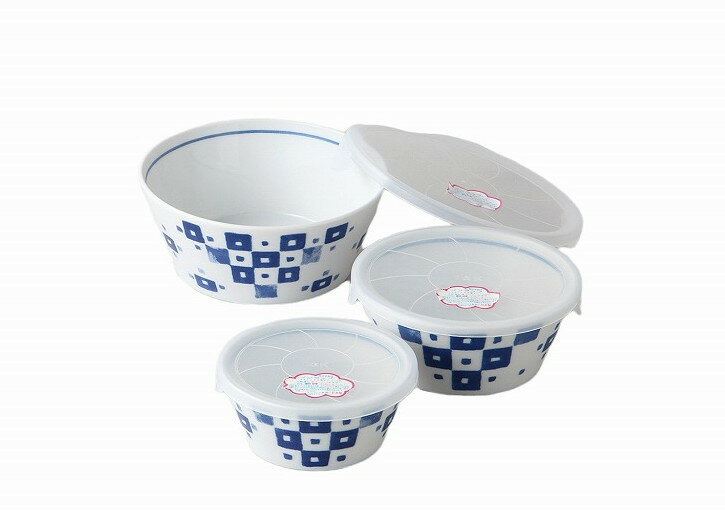 [商品名]ブロックチェック軽量三つ組パック（青）[素材]磁器[寸法]品：鉢大×1／φ15.8×6.5cm　　鉢中×1／φ13×5.5cm　　鉢小×1／φ10.7×4.6cm　付属品：パックフタ大×1 中×1 小×1結婚式のお返し、母の日のプ...