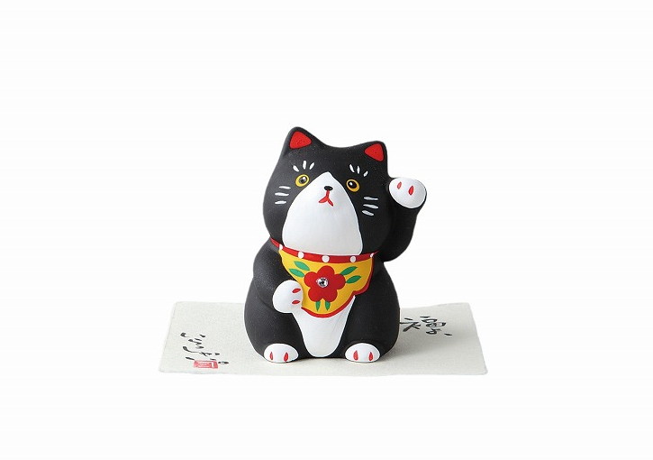 民芸招き猫（黒） [品：猫×1／5.5×6×7.6cm　付属品：白紙台×1] | 御利益 交通安全 開運招福 心願成就 恋愛成就 縁結び 学業成就 合格祈願 家内安全 子孫繁栄 仕事運UP 金運UP 金運上昇 商売繁盛 身体健全 無病息災 厄除祈願 ギフト 贈り物 プレゼント