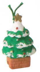 高さ7.5cm材質/陶器せとものオーナメントでクリスマスを飾ろう♪ 雛人形や五月人形でお馴染みの薬師窯のノベルティーグッズ。そんな中でもひときわ目を引くのがクリスマスオーナメント。サンタにトナカイ、スーノーマンなどかわいらしいアイテムが目白押し！クリスマスツリーやリースのアクセントに取り入れてみてはいかがですか？また、オーナメントセットが一個あるだけでお部屋の雰囲気がとてもかわいらしくなりますよ。(*^^*) というわけで、スキャナー画像で恐縮ではございますが今年は【せともの市場】のクリスマスチャレンジしてみませんか？ ご注意ください！ こちら『干支』同様、12月25日を過ぎますと全く売れなくなってしまい、メーカーも余分に在庫をかかえないようクリスマスに向け、在庫調整しております。 たしかに、万一売れ残って在庫を一年間保管するのは...(-.-;) そんなわけで、誠に恐縮ではございますが去年のデータに基づきある一定量を製作し売り切れたら終了というスタイルをとらせていただきます。12月25以降になりますと「買い物かご」はそのままで、終了商品が多数でてまいりますのであらかじめご理解くださいませ。 発送にお時間をいただく場合がございます こちら、ご覧の通り種類が多いため、在庫管理も大変なんです。また、季節限定商品ということもあって在庫確認⇒お届けに多少お時間をいただく場合がございますが、これもできるだけ多くの商品をみなさまに見ていただきたいとの配慮なので何卒ご理解くださいませ。（本当はある程度商品数を絞れば問題ないのですが...） とにかく一度買ったら ハマるかも♪もちろん プレゼントにも◎