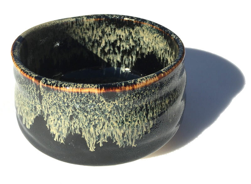 一服のお抹茶がもたらす癒しを日常に取り入れてみませんか？ 直径11×高さ7cm　　容量380cc【抹茶茶碗】おもてなしの心 茶道は16世紀に千利休がわび、さびといわれる簡素な趣や「一期一会」の心を取り入れた伝統的な作法で、主人が床の間に飾る掛け軸や花、茶碗などの道具を心を込めて用意します。 それに対し、客はそれらのものから主人のもてなしの心を思い感謝の気持ちを持つ・・こちらそんなおもてなしの際、お客様に「ん〜、いいお茶碗ですね」！と感心されるような作品です。 　 【抹茶茶碗】業務用/普段使い ご家庭で気軽に飲みたい・・という時やお抹茶の練習用、また業務用で大量に必要なかたにも安心してお抹茶を楽しめるようお手ごろな作品を集めてみました。お茶には生活習慣病予防、抗酸化作用など幅広い効果もあり、抹茶はそういった身体に有効な成分を丸ごと味わうことができる素晴らしい飲み物ですので、ぜひ忙しい合間にゆっ〜たりとしたティータイムを♪ 　