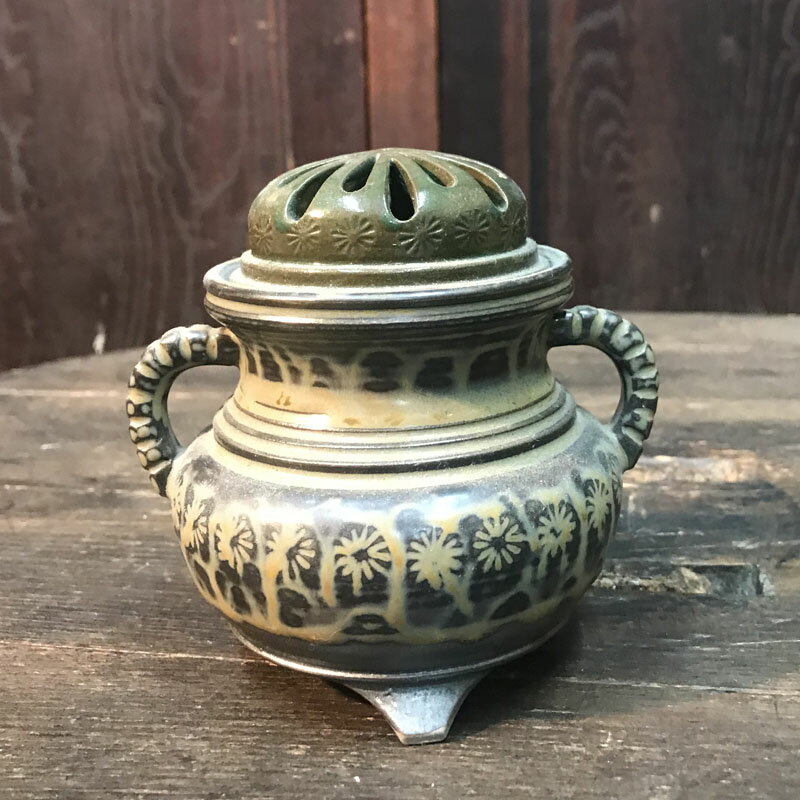 小春花黒釉菊紋香炉