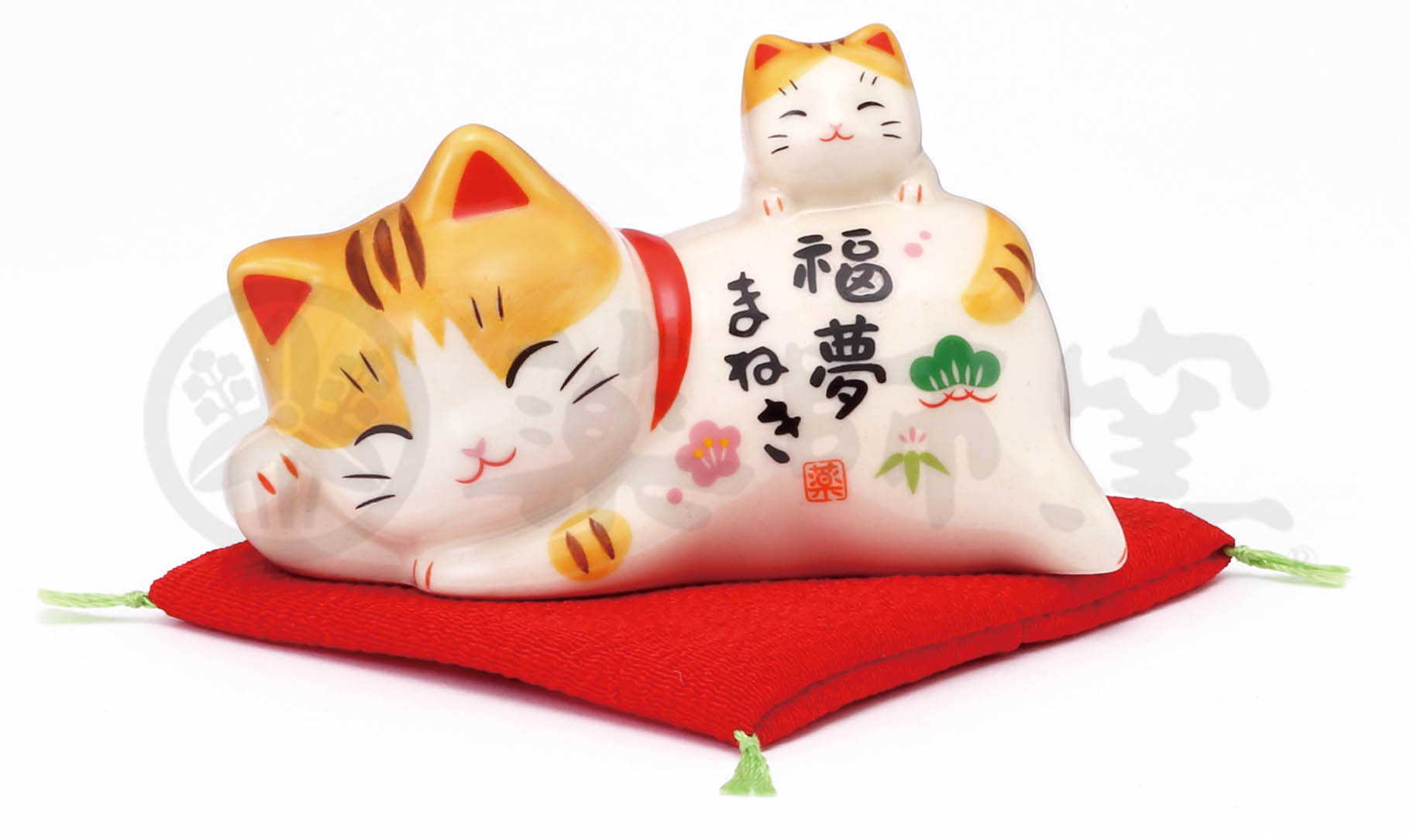 2026年4月1日に入荷を予定しております。入荷次第発送いたします お待ちいただける方のみご注文を承ります。ご迷惑をおかけしますが宜しくお願い申し上げます 高さ5.5cmせともの製「まねき猫」 たくさんのお願いが叶いますようにと願いをこめて、運を開き福を招く縁起のよい招き猫ちゃんをお届けいたします♪ 一般に、右手を挙げているものはお金（幸運）を、左手を挙げているものはお客さんを呼ぶといわれています。また挙げている手が高ければ高いほど良いともいいます。しかし耳を超えるほど高いものは全体のバランスが崩れてあまり形が良くありません。やはりほどほどがいいのではないでしょうか。 ちなみに招き猫の取り扱い方法！？について簡単にご説明しますと、座布団つきのものは最初はわざと座布団を敷かないんだそうです。それでお願い事が叶ったあかつきにはご褒美として座布団を敷いてあげるんだとか。(*^^*) 　 ご注意ください！ こちらアイテム数が多く在庫調整に四苦八苦しているためお届けが遅れる場合がございますのであらかじめご了承ください。 　 その昔、この寺は、小さなお寺で和尚さんが猫好きで自分の食をさいて猫に与えていました。ある日、タカ狩りの帰途、門前の猫に招かれ立ち寄った彦根藩主井伊直孝がお寺でお茶を飲んでいるとにわかに一転、突然の豪雨に見舞われ、あやうく難を逃れたそうです。これが縁となり井伊家の菩提寺となり、立派な諸堂が建立されました。 その吉運を招いた愛猫の冥福を祈り、猫の人形を作り、「招徳猫児」と呼ばれ今も授与されています。