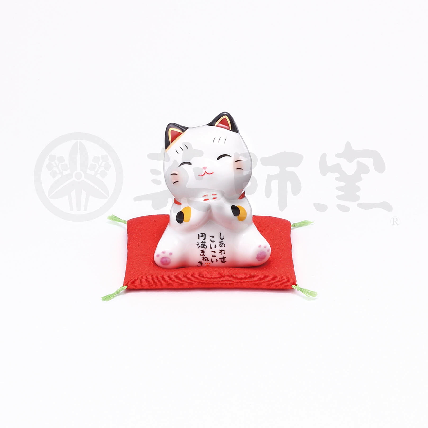 高さ10cmせともの製「まねき猫」 たくさんのお願いが叶いますようにと願いをこめて、運を開き福を招く縁起のよい招き猫ちゃんをお届けいたします♪ 一般に、右手を挙げているものはお金（幸運）を、左手を挙げているものはお客さんを呼ぶといわれています。また挙げている手が高ければ高いほど良いともいいます。しかし耳を超えるほど高いものは全体のバランスが崩れてあまり形が良くありません。やはりほどほどがいいのではないでしょうか。 ちなみに招き猫の取り扱い方法！？について簡単にご説明しますと、座布団つきのものは最初はわざと座布団を敷かないんだそうです。それでお願い事が叶ったあかつきにはご褒美として座布団を敷いてあげるんだとか。(*^^*) 　 ご注意ください！ こちらアイテム数が多く在庫調整に四苦八苦しているためお届けが遅れる場合がございますのであらかじめご了承ください。 　 その昔、この寺は、小さなお寺で和尚さんが猫好きで自分の食をさいて猫に与えていました。ある日、タカ狩りの帰途、門前の猫に招かれ立ち寄った彦根藩主井伊直孝がお寺でお茶を飲んでいるとにわかに一転、突然の豪雨に見舞われ、あやうく難を逃れたそうです。これが縁となり井伊家の菩提寺となり、立派な諸堂が建立されました。 その吉運を招いた愛猫の冥福を祈り、猫の人形を作り、「招徳猫児」と呼ばれ今も授与されています。