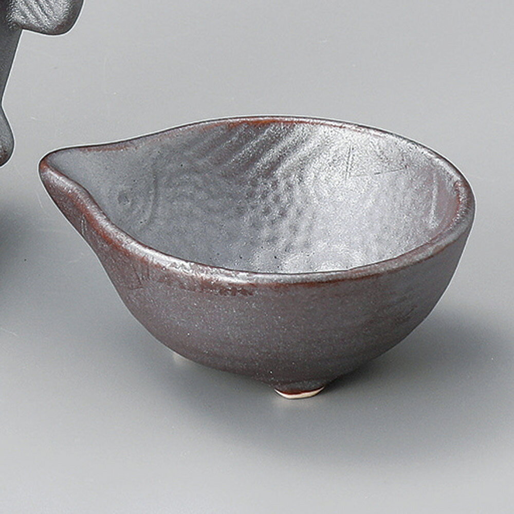 鉄釉魚型盃