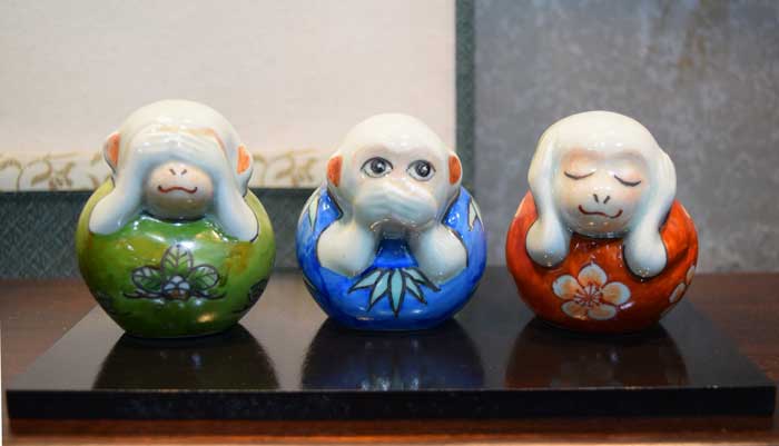 有田焼　円左エ門窯干支置物・申「三猿」(敷板付)のサムネイル