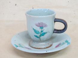 商品情報サイズ碗:7×8()　130()　皿:14.6×2.7()素材陶器作家名葉月窯柄あざみ注意事項★モニターの発色の場合より色合いが異なる場合があります。★陶器の性質上、焼成により色・サイズに画像と多少の違いが生じる場合があります。【ギフト/贈答品】【葉月窯】　手描きあざみデミタス珈琲碗皿　1個 手描きでアザミをあしらったデミタス珈琲碗皿です。食卓にお花の器があると、華やかな印象になります 【ギフト/贈答品】【葉月窯】　手描きあざみデミタス珈琲碗皿　1個手描きでアザミをあしらった珈琲碗皿です。食卓にお花の器があると、華やかな印象になります 2