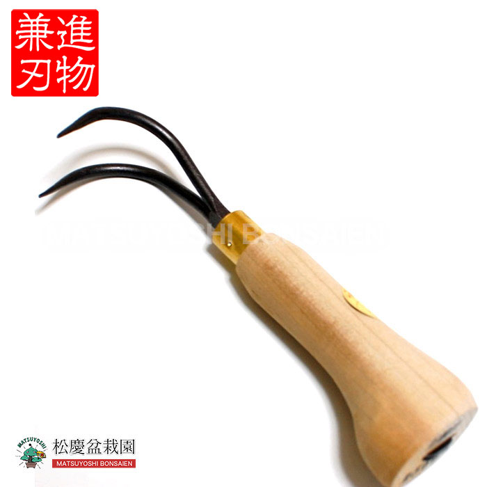 ■根さばき　2本爪 ■全長160mm ■植替えの必需品！丈夫でしっかりほぐせます。 盆栽の植替えはしっかりと根をほぐすのが大切です。 この根さばきですと、しっかりとほぐせます。 3本爪・・・土をざっと落とす 1本爪・・・根をしっかりほぐす 2本爪はその中間で凡庸性が高いです。 信頼の盆栽道具メーカー【兼進作】の根さばきは丈夫で長持ちです。しかも持ちやすく、手が痛くなりにくいです。 乾電池は大きさの比較用です。商品には含まれません。 数量物は同等の物を発送いたしますが、何が届くか気になるという方は 下記twitter　IDまでメッセージ下さいませ。 個別に数点画像をご覧いただけますのでお気に召して頂ける品をご指定下さいませ。 また、追加画像ご希望の方はどのような画像が要るかお伝えくだされば可能な限り対応いたします。 Twitter ID. @MatsuyoshiH (相互フォローが必要です) また育て方に関しての質問、調子が悪い時の対処法などもご購入者様には個別で相談を受け付けております。 ご安心して購入くださいませ。■根さばき　2本爪 ■全長160mm ■植替えの必需品！丈夫でしっかりほぐせます。 盆栽の植替えはしっかりと根をほぐすのが大切です。 この根さばきですと、しっかりとほぐせます。 3本爪・・・土をざっと落とす 1本爪・・・根をしっかりほぐす 2本爪はその中間で凡庸性が高いです。 信頼の盆栽道具メーカー【兼進作】の根さばきは丈夫で長持ちです。しかも持ちやすく、手が痛くなりにくいです。 乾電池は大きさの比較用です。商品には含まれません。