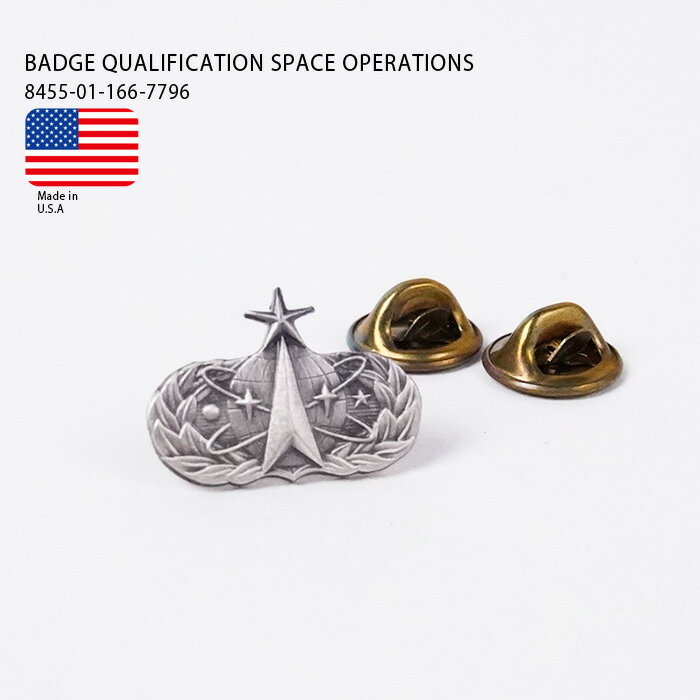 ■商品紹介 [BADGE QUALIFICATION SPACE OPERATIONS] アメリカ空軍のスペースオぺレーションミニピンバッジです。 こちらはシニアクラス用の旧バージョン仕様で、80年代のデッドストック米軍放出品になります。 エポーレットや襟、袖、胸ポケットのフラップ等に付けるピンバッジで、留め具は2カ所。 専用の台紙付きです。 サイズが小さめなので帽子やバッグ等、小物にも使いやすいです。 注意点 状態は基本良好ですが長年倉庫保管（デッドストック）の放出品になりますので、ご了承の上ご検討をお願いします。 ■サイズ 幅2.1cm 縦1.5cm ■素材 シルバー ■仕様 ・希少デッドストック ・シニアクラス用 ・2カ所の留め具 ■関連キーワード アメリカ空軍 宇宙軍 USAF エアフォース グッズ スペース・オぺレーション 放出品 ミニピンバッジ シルバー USA 希少 デッドストック ミリタリー 関連商品ソックス 靴下 4足入り SOUTHERN HOSIERY 4P OD...4,900円ハフ 靴下 くつした ソックス HUF THE PORTAL CREW...2,600円ハフ トレイ HUF SMOKED APPLE TRAY AC0072...3,900円ヘンケル スナッグル スーパーケア 衣類用柔軟剤 SNUGGLE SU...1,680円ジーアイ USネイビー トレーニングパンツ GI NEW US NAV...6,400円アメリカ軍 フリースオーバーオール GI ECWCS COLD WEA...5,900円M-65フィールドジャケット ISS INC CACTUS JACK ...12,800円[Sサイズのみ]M-65フィールドジャケット ISS INC CACT...12,800円水兵用セーター U.S.NAVY USN WOOL GOB DECK ...14,800円アウトドアリサーチ 防臭 抗菌 グローブ 手袋 OUTDOOR RES...3,900円