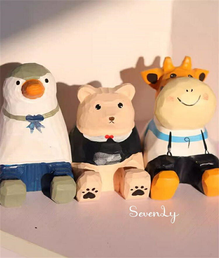 Rakuten - SevenLy 18種類の款式から選べる動物摆件スマホ支架、鶏・ペンギン・パンダ・ロバの造型が人気。オフィスでの使用はもちろん、家庭のデスク用としても最適 懒人支撑架としての実用性に加え 木雕りの質感が卓上に温かみを添え 可愛らしい装飾効果も期待できる