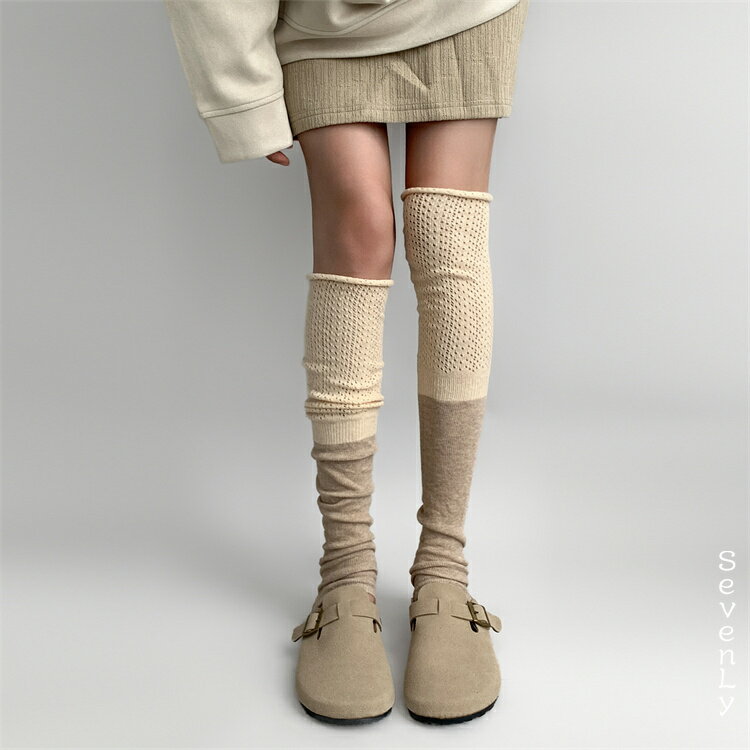 SevenLyの巻き边付きロングソックスは、オーバーニータイプであり、オールシーズン着用可能な優れたアイテムです。 学院風コーディネートにぴったりで、美脚シェイプ効果により脚形を整えます。 べージュ、グレー、オフホワイトの3色展開で、さまざまなスタイルに合わせやすいのが特徴です。 快適な履き心地とスタイリッシュなデザインで、日常のファッションにアクセントを加えます。
