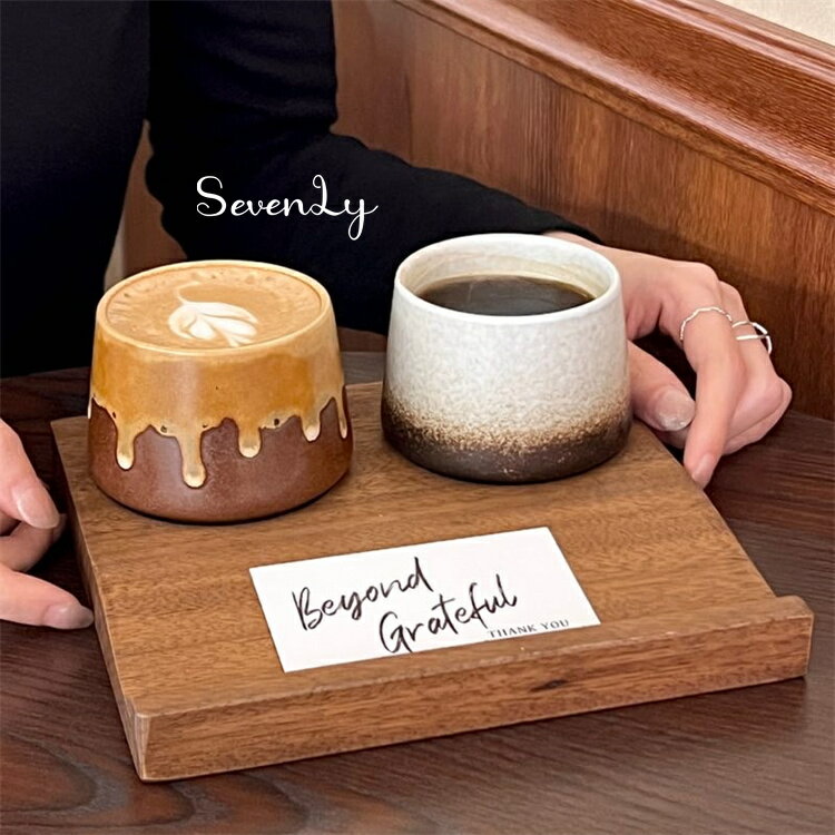 乐天商城 - SevenLy 粗土使用の陶器カップ2個と木製トレーのセット 焼き過程で生まれる自然な釉薬の流れが 一つひとつ異なる表情を演出 200mlサイズはカフェスタイルの飲み物にぴったり