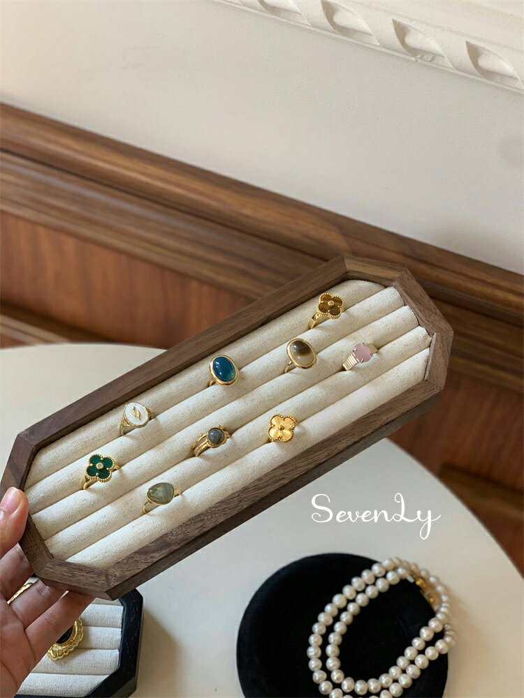 SevenLy ミニマムデザインの木目調トレイ ピアス挿し穴と指輪配置を合理的に設計 キズ防止素材でアクセサリーの輝きを保護 静物撮影時のベース台としても使いやすい安定感あるフォルム