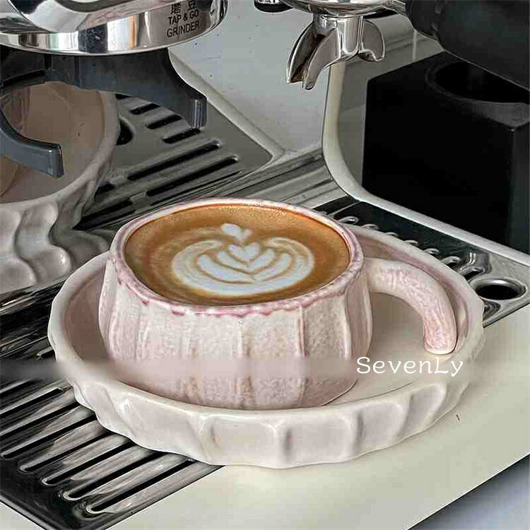 Rakuten - SevenLy 手作り陶器のコーヒーカップ&ソーサーセット 230mlサイズでラテアートにぴったり マット仕上げのやさしい質感がテーブルを上品に演出 朝カフェやティータイムに 贈り物にもおすすめです。