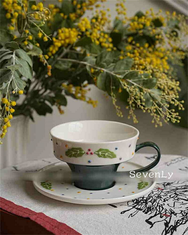 Rakuten - SevenLy 北欧インテリア風 ベリー刺繍調 カップ&ソーサー 250ml 陶製まるで昔ながらの家伝の食器のような温かみ。クリスマスやホリデー時期のテーブルコーディネートにおすすめの一品