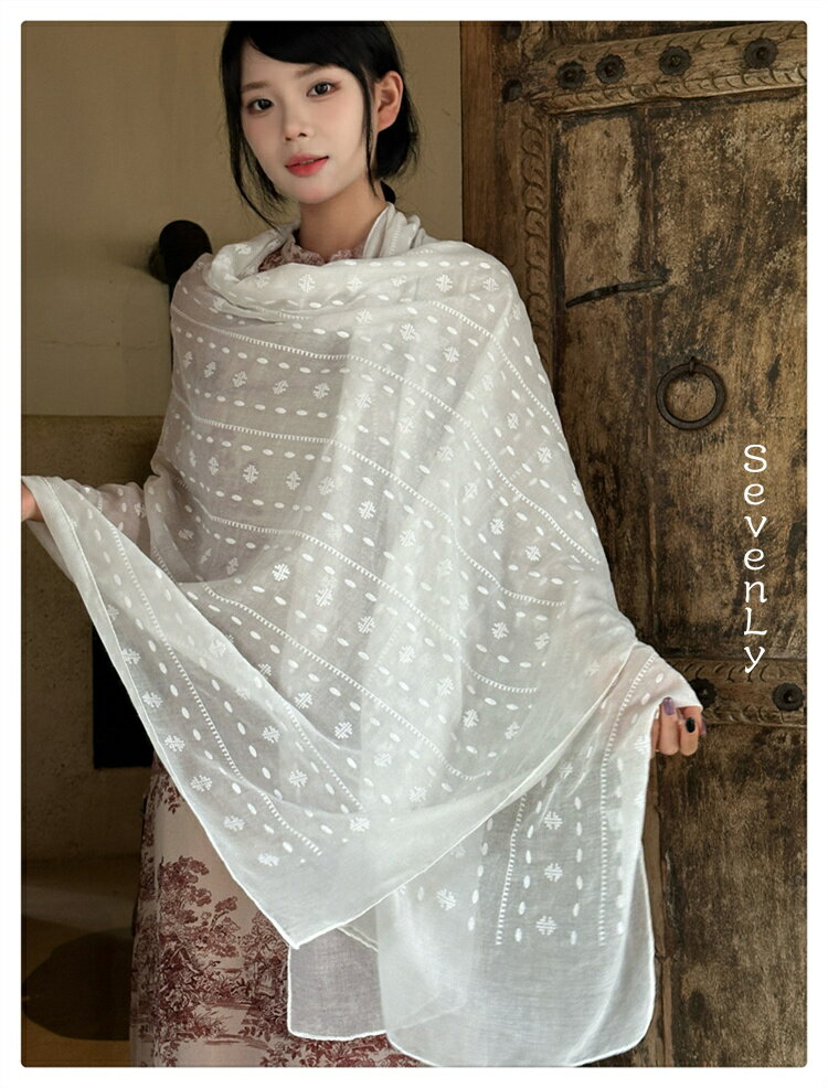 Rakuten - SevenLy 夏向けに開発された薄手ホワイトストール クラシカルなタッチの刺繍模様でアートな装いをサポート 紫外線からの保護機能を持ちつつ スタイリッシュなルックスを実現 デイリーユースからお出かけまで幅広く対応