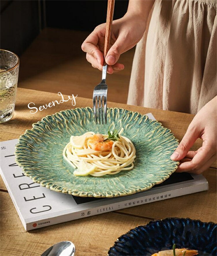 Rakuten - SevenLy SNSで人気のレトロ陶器プレートです太陽花のような立体的な縁取りがおしゃれで窯変カラーが美しくグリーンとブルーの2色 8寸と 10寸から選べます食卓だけでなくインテリアとしても飾れます