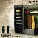 品番 SLW235_236 商品名 DUSTPROOF SHOERACK Cooper ダストプルーフシューズラック クーパー SLW235 SLW236 カラー ・OLIVE ・BLACK サイズ 500×1600(H)×300mm 重量 2,200g 耐荷重 全体総合耐荷重：約30kg 棚(ラック)耐荷重：約5kg MATERIAL パイプ：鉄 生地：ポリエステル 接合部分；ポリプロピレン 備考 約16足収納可能 商品紹介 ミリタリーテイストのロールアップタイプのシューズラック。 見せる収納に。約16足収納可能なロールアップ式のシューズラック。 カバーをロールアップして上部で固定すれば見せる収納に。ジッパー式のカバーで衣類をホコリからガードします。 カバーは右サイドにもありますので狭い場所でも設置が可能。1段だけ高く組み立てればブーツなども収納できます。 工具不要で簡単に設置。 生地を不織布からより丈夫で高級感のあるポリエステルへと変更して生まれ変わりました！