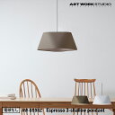 品番 AW-0598Z 商品名 Espresso 3-shallow pendant エスプレッソ3シャローペンダント 電球なし カラー ・BN (ブラウン) ・WH(ホワイト) 電球 電球なし 最大消費電力 60W(60W×1) 電球口金サイズ E26 重量 0.9kg スイッチ なし 材質 布・スチール 商品紹介 ESPRESSO 3 魅力のある「Espresso」シリーズの新たなシェード「Espresso 3」。 上下に配する柔らかな四角形のシェイプ位置を45度ずらして設計することで、これまでに無い不思議なフォルムのシェードに仕上がりました。一見スタンダードな台形のシェードと思いきや、見る角度や場所によってスタイルが変化し様々な表情を魅せてくれます。 ラインナップは大小のペンダントタイプと場所を選ばないテーブルタイプ、存在感あるフロアータイプの4種類。お部屋や空間で揃えて使用することでトータルコーディネートをお楽しみいただけます。関連商品