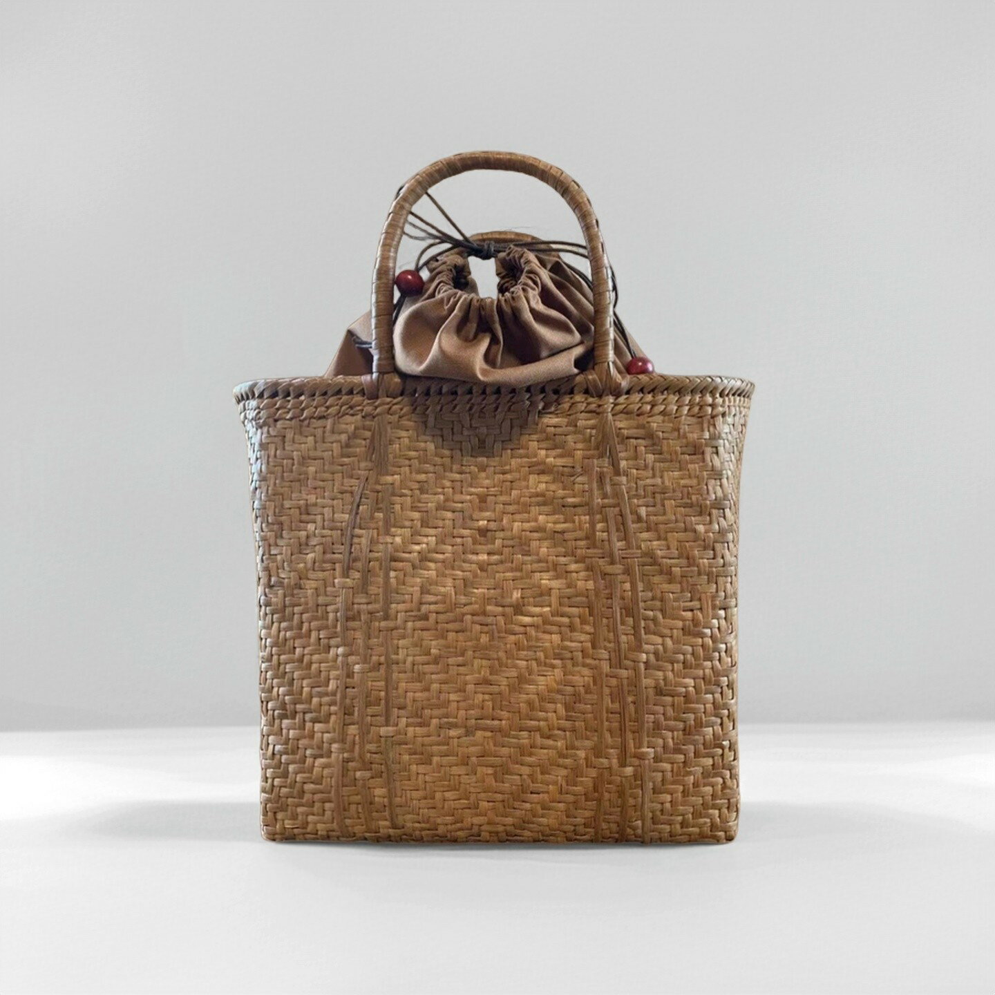 山葡萄 山葡萄かごバッグ 手作り 籠バッグ 網代編み LLサイズ 巾着タイプ内布 レディースかごバッグ 夏バッグ トートバッグ おしゃれ 上品 自立 ファッション(約)幅40×本体高さ31×マチ19cm