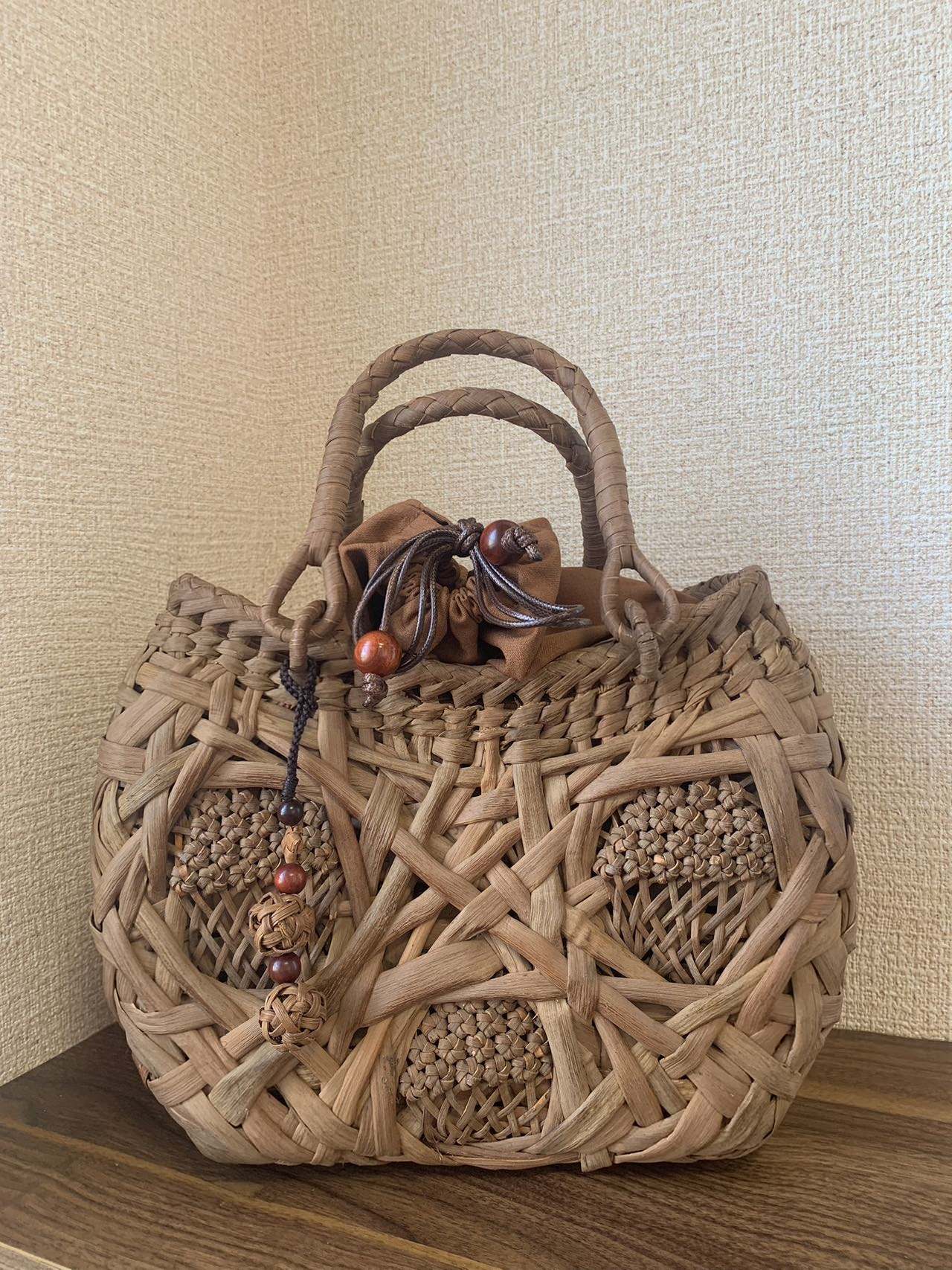 【一点物】国産山葡萄 籠バッグ 内布付き 乱れ編み、花編み 巾着タイプ内布 丸い形 和服バッグ ゆかたバッグ レディースバッグ レディースかごバッグ 夏バッグ トートバッグ おしゃれ 上品 自立 ファッション(約)幅30×本体高さ25×マチ13cm