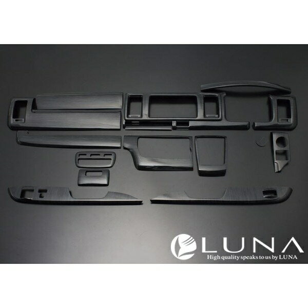 【注意事項】 ・ご注文前に必ずご確認ください。 ・納期については常に変動いたしますのでご注文前にご確認お願いします。 ・金額加算のある商品は弊社での注文処理時に訂正をいたします。自動加算ではありませんのでご注意ください。 ウッド部分に採用しているパネルは、幾度の研究を重ね、プライマー(下地)、木目やカーボン等の素材柄、保護塗装、2層のPUエポキシ樹脂による耐磨耗クリア層という合計5層構造により、美しさと耐久性を兼ね備えたハイクオリティな仕上がりを実現しました。 成型時の収縮率が小さく耐熱性に優れ、割れにも強いため装着時のフィット感が高く、長期に渡って使用した際の変形なども起こしにくいのが特徴です。ハイエース・レジアスエース 200系 4型ワイド オートエアコン専用 S-GL専用 ※プッシュ式エアコンのみの対応となります。 平成25年12月〜 ※注意事項 8インチモニター非対応です。 インダッシュナビをお取り付けの場合、パネルに干渉する場合がございますので予めご了承をお願いします。 不明点はお気軽にお問合せ下さい。