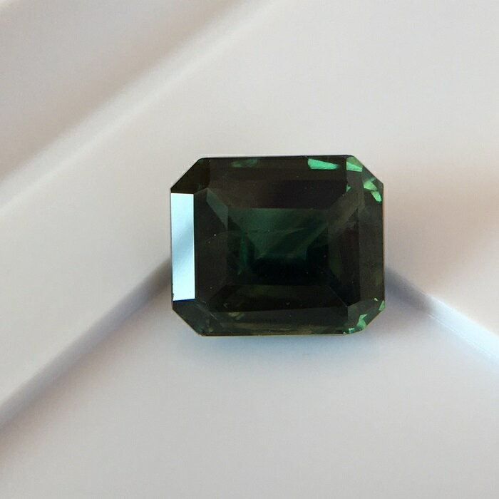 グリーンサファイア 2.02ct 鑑別書付 ルース マダガスカル産 新品 大粒 高級 セレブ　ジュエリー加工におすすめ ネックレス リング 指輪 通常の加熱処理有 G01