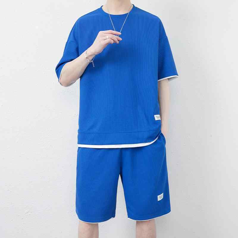 ・スタイル: 韓国版・厚さ: 普通・パンツ丈: 短パン・トップス: Tシャツ・袖丈: 半袖・フード: なし・対象年齢: 18-24歳・生地: 化学繊維混紡・メイン素材: ポリエステル95%・シーン: カジュアル・カラー: ブルーグレー, ライトグレー, ダークブルー, クラインブルー, ブラック, ホワイト, オレンジレッド, アプリコット・サイズ: M, L, XL, 2XL, 3XL, 4XL, 5XL・カテゴリ: メンズカジュアルセットアップ