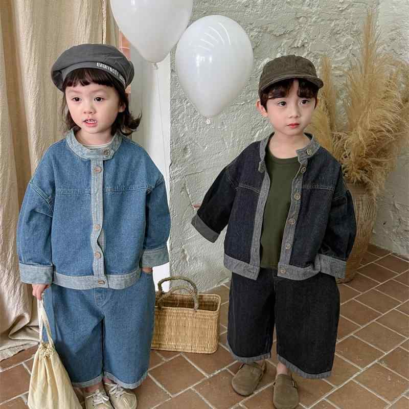 ・商品種類: 子供用セットアップ・対象: 男女兼用・スタイル: 韓国風・セット内容: トップス、パンツ・対象年齢: 3〜8歳 (100〜140cm)・シーズン: 春、秋・袖丈: 長袖・パンツ丈: 9分丈・厚さ: 普通・柄: 無地・素材: デニム・主な素材: 綿80%・安全レベル: B・留め具: シングルブレスト・カラー: ブルー、スモーキーグレー・対応身長: 80cm, 90cm, 100cm, 110cm, 120cm, 130cm, 140cm