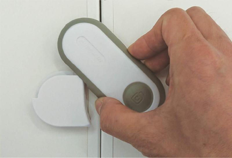 カーボーイ ダミーボタンでいたずら防止 キャビネットロック