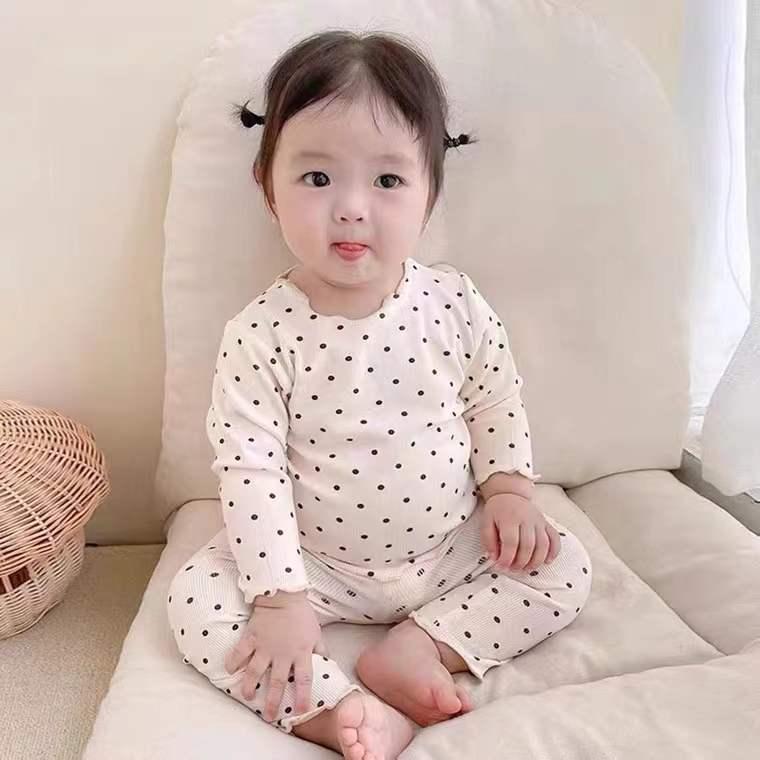 ・対象: キッズ・性別: 女児・生地: アイスシルク・スタイル: 韓国風・カラー: ホワイト、杏色、抹茶グリーン、コーヒー（長袖、半袖）・サイズ（身長）: 80cm、90cm、100cm、110cm、120cm、130cm、140cm・メイン素材: ポリエステル95%・生地の厚さ: 薄手・柄: ドット・種類: 子供用ルームウェア・機能: 静電気防止・生地加工: 柔らか加工・要素: セットアップ