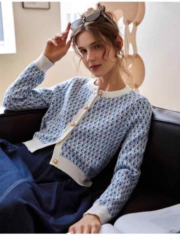 カーディガン レディース ニット 長袖 ショート丈 丸首 ブルー 花柄 レーヨン 伸縮性 秋冬 きれいめ 通勤