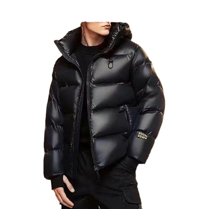 ・防寒レベル: -20℃~-5℃(通常レベル) ・素材機能: 防風、防汚、抗寒 ・ダウンパワー: 800 ・スタイル: 基本款 ・フィット: ゆったり ・着丈: ミドル丈(65cm＜着丈≤80cm) ・襟型: スタンドカラー ・フード: フード付き ・前立て: ジッパー ・厚さ: 厚手 ・柄: 無地 ・スタイル: ストリート ・対象年齢: 18-24歳 ・誤差範囲: 1-3cm ・詰め物: ホワイトグースダウン ・ダウン含有量: 86%~90% ・ダウン量: 90 ・対象者: 若者 ・裏地: ポリエステル100% ・表地: ポリエステル100% ・適用シーン: デイリー ・カラー: ブラックゴールド ・サイズ: S（40-50kg）, M（50-60kg）, L（60-70kg）, XL（70-80kg）, XXL（80-90kg）, XXXL（90-100kg） ・シーズン: 冬 ・機能: 襟取り外し可能 ・加工: ノンアイロン ・デザイン: ステッチ ・対象: 大人 ・性別: 男性 ・製品カテゴリ: ダウンジャケット