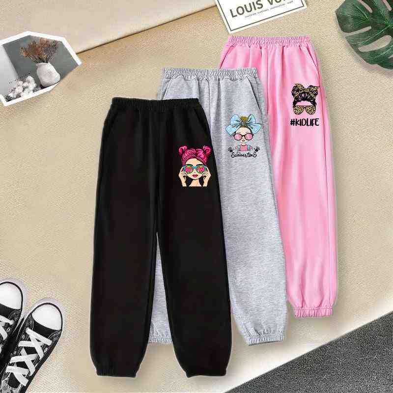 ・カテゴリ: パンツ・スタイル: カジュアル・素材: 綿・生地: 布帛・対象: 子供・性別: 女児・パンツ丈: フルレングス・ウエスト: ミドルウエスト・仕様: ウエストゴム・柄: プリント・画像: モデル着用写真・色: グレー、黒、ピンク・デザイン: 花、蝶結び、メガネ、野球・サイズ: 90cm、100cm、110cm、120cm、130cm、140cm