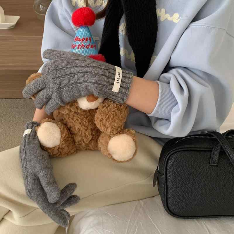 ・機能: 保温・スタイル: 日韓、淑女、卡通、自然、可愛い、甘い、学院風、田園風、休暇風、韓版韓式、小清新、小香風、森系、クリスマス風、仙女風、JK風、クリーム可愛い妹風・色: 雰囲気赤、アイスブルー、ピンク、紫、キャラメル、白、森林グリーン、黒、グレー、アプリコット、キャメル、モカブラウン・サイズ: フリー・対象シーズン: 冬・生地: 綿/ポリエステル・主な生地の構成: ポリエステル(ポリエステル繊維)61%-70%、綿11%-20%・カテゴリ: 保温手袋・加工技術: ジャカード