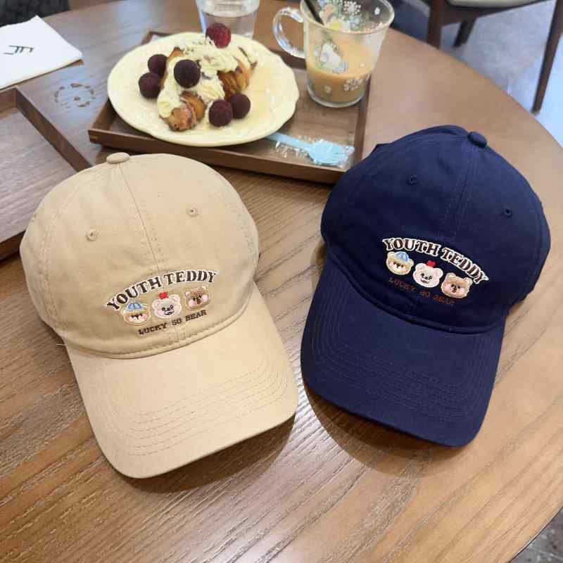 ・カテゴリ: キャップ・流行要素: 動物・適した季節: 春、夏、秋・帽子のトップスタイル: ドーム型・つばのスタイル: カーブ・カラー: ブラック、オフホワイト、カーキ、ピンク、マゼンタ、ワインレッド、ダークカーキ、シアン、グレー、ダークブルー・サイズ: 調節可能・機能: 日焼け防止、通気性、防風、日よけ・スタイル: 日韓、カートゥーン、可愛い、スイート、学院風、田園風、韓国風、リフレッシング、森ガール、子供っぽい・主な生地の組成: 綿71〜80%・生地名: 綿・主な生地の構成: 綿・スタイルの分類: フレッシュ＆スイート・加工技術: 布、水洗い、アンティーク加工、機械刺繍、サテン