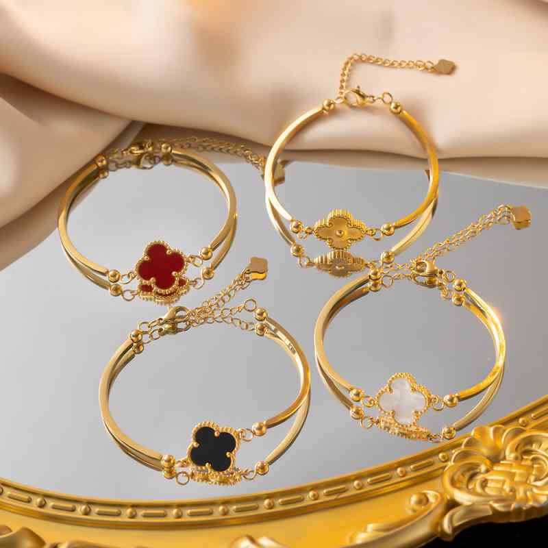 ブレスレット レディース チタン鋼 四つ葉 クローバー モチーフ バングル エレガント おしゃれ 手元 飾り ゴールドカラー アレルギー対応 普段使い パーティー