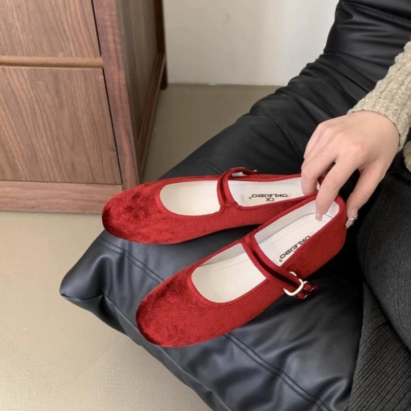 パンプス レディース 丸頭 フラット ローヒール スエード メリージェーン 無地 春秋冬 黒 赤 茶色 ベージュ 韓国風 かわいい 歩きやすい 普段使い