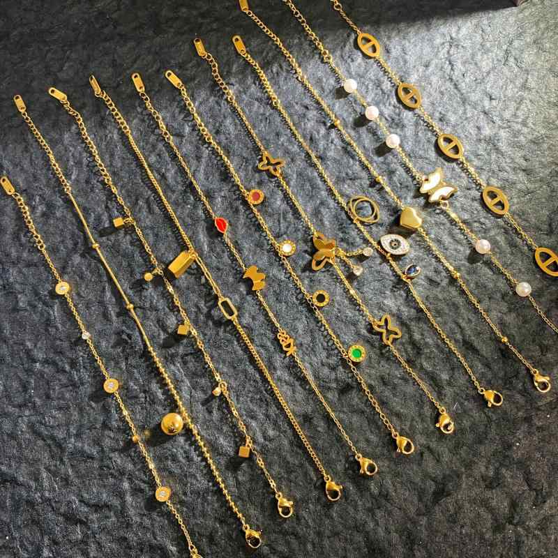 ブレスレット レディース 18K電気メッキ チタン鋼 バングル 蝶 四つ葉 クローバー ローマ字 小さめ 華奢 ゴールドカラー