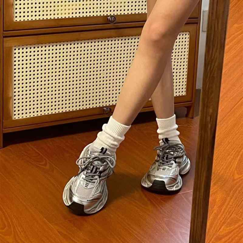 Rakuten - スニーカー レディース 厚底 インヒール 銀色 シルバー ローカット ダッドスニーカー 韓国 軽量 運動靴 スポーツ ランニング ウォーキング シューズ 春夏