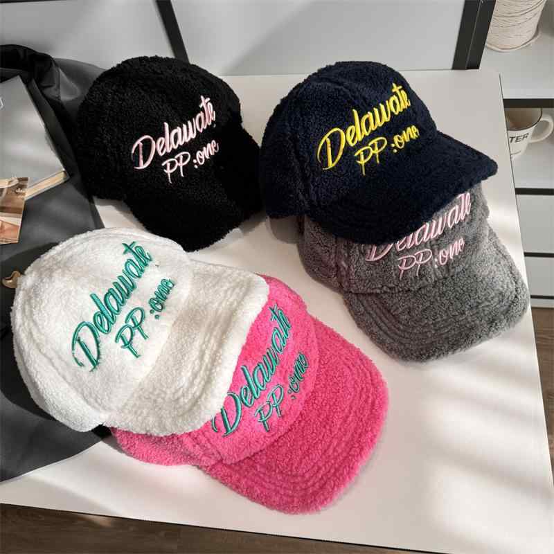 キャップ レディース 秋冬 韓国風 刺繍入り 羊羔绒 野球帽 ペア あったか 小顔効果 防寒 ホワイト ピンク系 ブラック ネイビー グレー